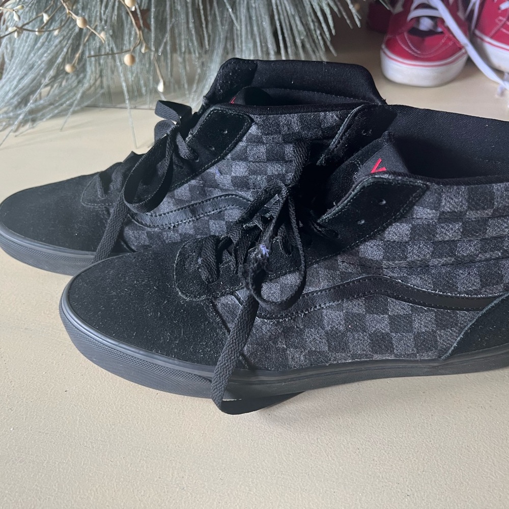 Van “Off The Wall” Men’s Black With Check Trim Tennis Shoe